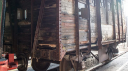 Improwizowany wagon pancerny z betonowymi ścianami - jeden z eksponatów Muzeum Przemysłu i Kolejnictwa na Śląsku. Jaworzyna Śląska, 2015 r. Fot. PAP/M. Kulczyński