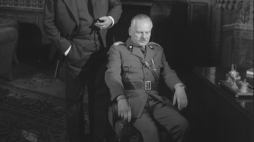 Włodzimierz Wiszniewski jako Winston Churchill (L) i odtwórca roli gen. Władysława Sikorskiego aktor Jerzy Molga podczas zdjęć do filmu „Katastrofa w Gibraltarze” w reż. Bohdana Poręby. 1983 r. Fot. PAP/L. Wawrynkiewicz