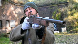 Przewodnik w Forcie Gerharda Maurycy Olejnik prezentuje unikatowy karabin Volkssturmgewehr VG-2 w Muzeum Obrony Wybrzeża mieszczącym się w Forcie Gerharda w Świnoujściu. Fot. PAP/M. Bielecki