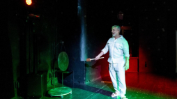 Autor, reżyser i wykonawca Artur Kocięcki podczas próby medialnej monodramu "Stamtąd"na Małej Scenie Teatru Osterwy w Lublinie. Fot. PAP/W. Jargiło