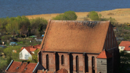 Panorama Fromborka z wieży Radziejowskiego. Kościół św. Mikołaja. W głębi Zalew Wiślany. 2013 r. Fot. PAP/T. Waszczuk