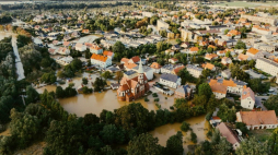Zalane tereny w Lewinie Brzeskim w woj. opolskim. Na skutek wylania Nysy Kłodzkiej miejscowość została niemal całkowicie przykryta wodą. 20.09.2024. Fot. PAP/A. Rudiak