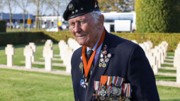Obchody 80. rocznicy wyzwolenia Bredy. Kpt. Eugeniusz Niedzielski z 1 Dywizji Pancernej na Polskim Honorowym Cmentarzu Wojskowym w Bredzie. 25.10.2024. Fot. PAP/A. Zawada