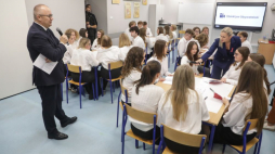 Ministrowie edukacji Barbara Nowacka (C-P) oraz sprawiedliwości Adam Bodnar (L) podczas pokazowej lekcji wychowania obywatelskiego w IV Liceum Ogólnokształcącym im. Witolda Pileckiego. Piaseczno, 24.10.2024.  Fot. PAP/T. Gzell