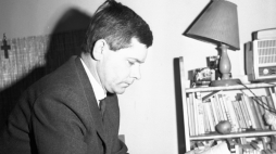 Zbigniew Herbert w 1963 r.  Fot. PAP/C. Langda 