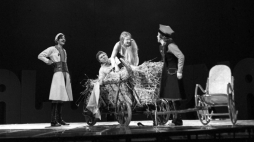 Teatr Narodowy – „Balladyna” 1974 r. reż Adam Hanuszkiewicz: Wojciech Siemion (na wozie), Bożena Dykiel (na wozie), Wiktor Zborowski (L). PAP/Marian Sokołowski 