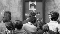 16 października 1978 r. kardynał Karol Wojtyła został wybrany na papieża i przyjął imię Jan Paweł II. Na zdjęciu w gablocie na ścianie budynku plebanii wadowickiego kościoła pw. Ofiarowania Najświętszej Maryi Panny, w którym Wojtyła został ochrzczony, pojawiły się okolicznościowe zdjęcia. Fot. PAP/B. Różyc