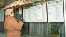 27.10.1991 r. obwieszczenia Okręgowej Komisji Wyborczej z listą kandydatów w okręgu wyborczym nr 1 w Warszawie. Fot. PAP/A. Rybczyński