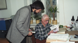 Prof. Tomasz Strzembosz i dyrektor KARTY Zbigniew Gluza podczas pracy w siedzibie Ośrodka „Karta” w 1994 r. Fot. PAP/A. Urbanek 