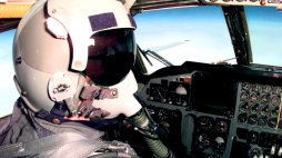 Pilot w kabinie bombowca  B-52 Stratofortress, fot. AFPI/DOD/EPA/PAP