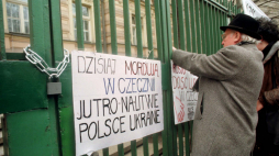 Pikieta Komitetu „Wolny Kaukaz” przed krakowskim konsulatem Rosji, 12 grudnia 1999 r. Fot. PAP/J. Bednarczyk