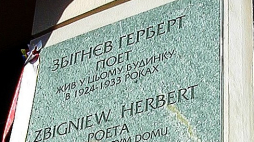 Tablica upamiętniająca lwowskie miejsce zamieszkania Herberta. Fot. PAP/J. Sikora