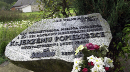 Obelisk w Okopach upamiętniający miejsce urodzenia księdza Jerzego oraz 20 rocznicę jego męczeńskiej śmierci ufundowany przez Solidarność. PAP/Leon Stankiewicz