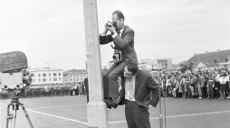 Fotoreporterzy Centralnej Agencji Fotograficznej podczas pracy - zdjęcie z października 1966 roku. (kp) PAP/CAF/Danuta Rago