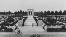 Cmentarz żołnierzy Armii Czerwonej poległych podczas walk o Wrocław, 1946 r. CAF/Polpress