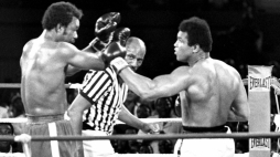 Pojedynek Muhammad Ali (P) kontra George Foreman (L) w Kinszasie. Fot. PAP/EPA/AFPI_FILES