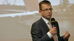 Piotr Majewski, podczas zorganizowanej w październiku 2010 r. w Gdańsku, dyskusji pokonkursowej Międzynarodowego Konkursu Architektonicznego na koncepcję Budynku Muzeum II Wojny Światowej w Gdańsku, z udziałem członków jury i laureatów. Fot. PAP/A. Warżawa