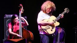 Amerykański gitarzysta jazzowy – Pat Metheny podczas koncertu w Hali Arena Ursynów w 2017 r. Fot. PAP/P. Supernak