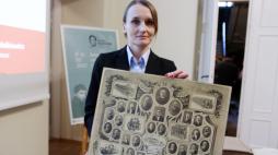 Kustosz Anna Kaniewska podczas warsztatów „Drzewo Życia, czyli ABC poszukiwań genealogicznych” Archiwum Państwowego w Łodzi w 2023 r. PAP/Marian Zubrzycki