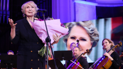 Piosenkarka Irena Santor (L) odebrała nagrodę honorową podczas uroczystej gali nagrody Koryfeusz Muzyki Polskiej 2023 w Filharmonii Narodowej w Warszawie. PAP/Leszek Szymański