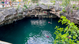 Jedna z Cenot w Cenote Kuxtal na Jukatanie. Cenota to jaskinia lub basen wypełniony słodką wodą, która jest zwykle filtrowana przez wapienne podłoże skalne. Kiedyś stanowiły święte miejsca Majów, którzy wierzyli, że stanowią wejście do podziemi - królestwa zmarłych, jednego z trzech światów, w których żyli ich bogowie. Cenoty były często wykorzystywane do składania ofiar, czasami nawet z ludzi. Fot. PAP/M. Cholewiński