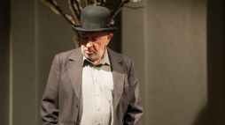 Aktor Mariusz Benoit podczas próby medialnej spektaklu „Czekając na Godota” Samuela Becketta w reżyserii Piotra Cieplaka w 2023 r. na Scenie Studio Teatru Narodowego w Warszawie. Fot. PAP/A. Lange