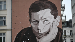 Zbigniew Herbert na muralu przy ul. Tamka w Warszawie, fot. PAP/R. Pietruszka