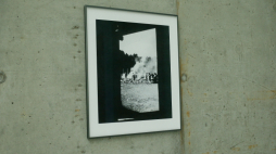 Kopia zdjęcia zrobionego potajemnie przez więźnia Sonderkommando na terenie Birkenau, fot. PAP/J. Praszkiewicz