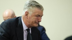 Aktor Alec Baldwin reaguje na zakończenie procesu w sprawie nieumyślnego spowodowania śmierci w Sądzie Okręgowym Hrabstwa Santa Fe w Santa Fe, Nowy Meksyk, USA, 12 lipca 2024 r. PAP/EPA/RAMSAY DE GIVE / POOL