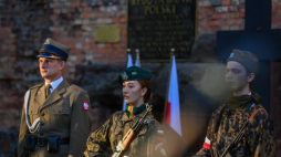Obchody 80. rocznicy zakończenia walk powstańczych w Warszawie, prowadzonych w ramach Akcji „Burza” przed gmachem Reduty Banku Polskiego w Warszawie. PAP/Piotr Nowak