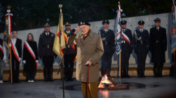 Obchody 80. rocznicy wybuchu powstania warszawskiego. Uczestnik powstania warszawskiego major Leszek Żukowski podczas uroczystości wygaszenia Ognia Pamięci na Kopcu Powstania Warszawskiego, na zakończenie obchodów. PAP/Marcin Obara