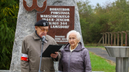 Powstańcy warszawscy Stanisław Wołczaski i Helena Kamerska podczas obchodów 80. rocznicy przybycia pierwszego transportu Powstańców Warszawskich do Stalagu 344 Lamsdorf. Fot. PAP/K. Świderski