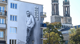 Mural przedstawiający pisarza Marka Hłaskę umieszczony na jednym z budynków na stołecznym Żoliborzu. PAP/Radek Pietruszka
