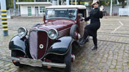 Prezentacja samochodu Stoewer R-150 z 1935 roku, nowego eksponatu w Muzeum Techniki i Komunikacji - Zajezdnia Sztuki w Szczecinie. Fot. PAP/M. Bielecki 