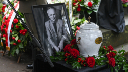 Uroczystości pogrzebowe Janusza Olejniczaka - odprowadzenie do grobu rodzinnego na Cmentarzu Stare Powązki w Warszawie. Fot. PAP/P. Nowak