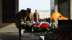 Uroczyste składanie kwiatów przez żołnierzy garnizonu warszawskiego z okazji 99. rocznicy utworzenia Grobu Nieznanego Żołnierza w Warszawie. PAP/Leszek Szymański