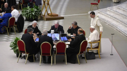 Papież Franciszek (P) podczas zamknięcia obrad synodu biskupów w Watykanie. 26.10.2024. Fot. PAP/EPA