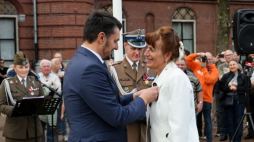 Obchody 80. rocznicy wyzwolenia Bredy. Iwona Januszajtis-Neale (P) otrzymała z rąk szefa UdSKiOR Lecha Parella (L) medal Pro Patria podczas uroczystości na Placu Zamkowym w Bredzie. 26.10.2024. Fot. PAP/A. Zawada