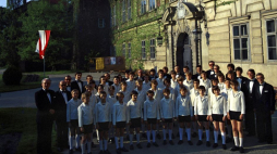 Chór Chłopięcy i Męski Filharmonii Poznańskiej - Poznańskie Słowiki pod dyrekcją Stefana Stuligrosza (L) przed Zamkiem Lubomirskich i Potockich w Łańcucie. 1979 r. Fot. PAP/T. Prażmowski