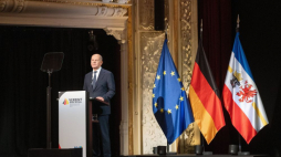 Kanclerz Niemiec Olaf Scholz podczas obchodów Dnia Jedności Niemiec w Schwerinie. Fot. PAP/EPA