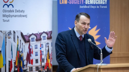 Minister spraw zagranicznych Radosław Sikorski podczas wykładu „Polska w Unii Europejskiej” na Wydziale Prawa i Administracji Uniwersytetu Mikołaja Kopernika w Toruniu. Fot. PAP/T. Żmijewski