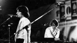 Zespół "Skaldowie" - bracia Jacek Zieliński (L) i Andrzej Zieliński (P) na V Festiwalu Piosenki Żołnierskiej w Kołobrzegu. 1971 r. Fot. PAP/CAF/S. Kraszewski