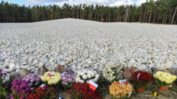 Polana masowych mogił z prochami ofiar na terenie byłego niemieckiego nazistowskiego obozu zagłady w Sobiborze. Fot. PAP/W. Jargiło