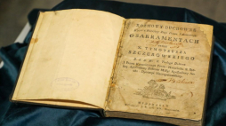 Starodruk z drukarni ojców bazylianów w Supraślu jest październikowym zabytkiem miesiąca w Muzeum Podlaskim w Białymstoku. Fot. PAP/A. Reszko