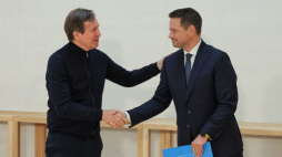 Prezydent Warszawy Rafał Trzaskowski (P) i architekt i twórca budynku MSN-u Thomas Phifer (L) podczas konferencji prasowej, poprzedzającej otwarcie nowej siedziby Muzeum Sztuki Nowoczesnej. Warszawa, 24.10.2024. Fot. PAP/P. Supernak
