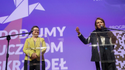 Minister kultury Hanna Wróblewska (P) i sekretarz stanu w MEN Katarzyna Lubnauer (L) podczas otwarcia konferencji "Dodajmy uczniom skrzydeł" w siedzibie Muzeum Historii Polski w Warszawie. Fot. PAP/T. Gzell