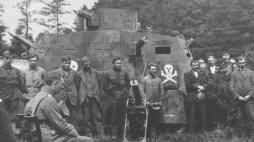 Powstańcy śląscy z samochodem pancernym Ehrhardt M 1917 noszącym nazwę „Górny Śląsk-Alzacja”. /Źródło: Wikimedia Commons