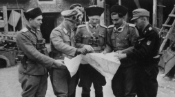 Mjr Iwan Denisowicz Frołow (w środku) z oficerami Rosyjskiej Armii Wyzwolenia Narodowego (RONA) podczas Powstania Warszawskiego. /Źródło: en.wikipedia