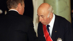 Prof. Juliusz Bardach odznaczony przez prezydenta Aleksandra Kwaśniewskiego Krzyżem Wielkim Orderu Odrodzenia Polski. Warszawa, 11.11.2002. Fot. PAP/R. Pietruszka
