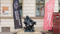 Pomnik Bolesława Chrobrego przed Starym Ratuszem w Gnieźnie. Fot. PAP/M. Zakrzewski